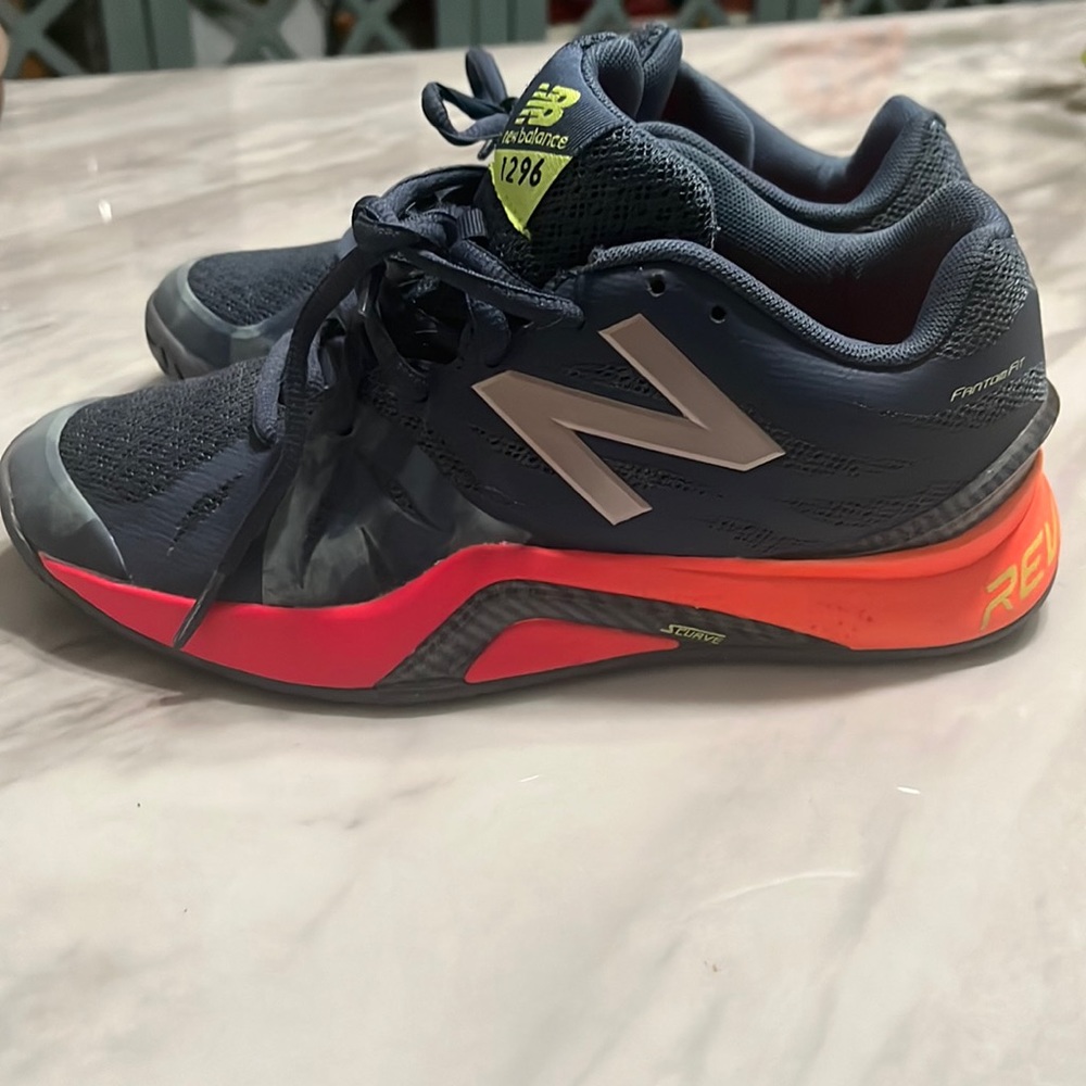 6.5 New Balance tennis shoes - like new!